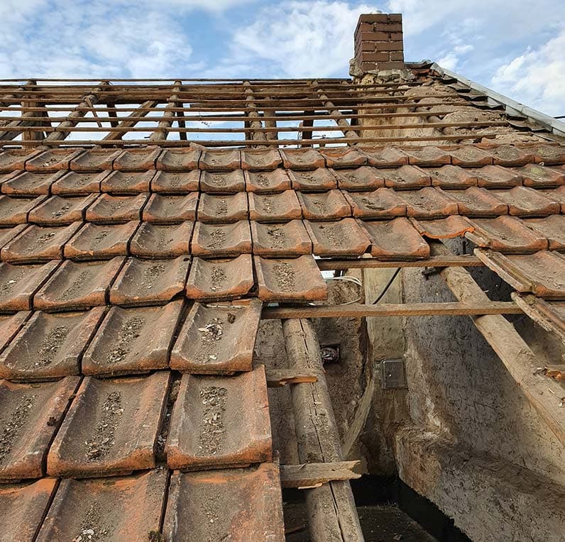 Neuer Dachstuhl aus massivem Konstruktionsholz, von Blang Holzbau auf einem Rohbau in Luxemburg abgebunden