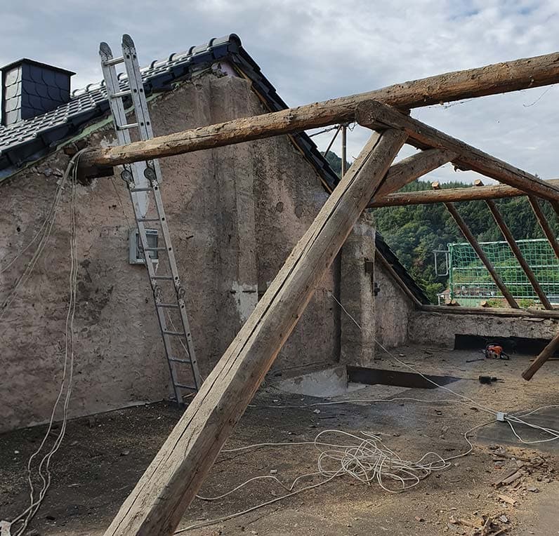 Team von Blang Holzbau bei der Arbeit an einem Dachstuhl in Luxemburg